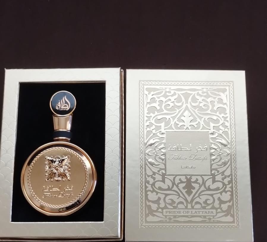 Perfume árabe Fakhar, da Lattafa, na caixa de presente